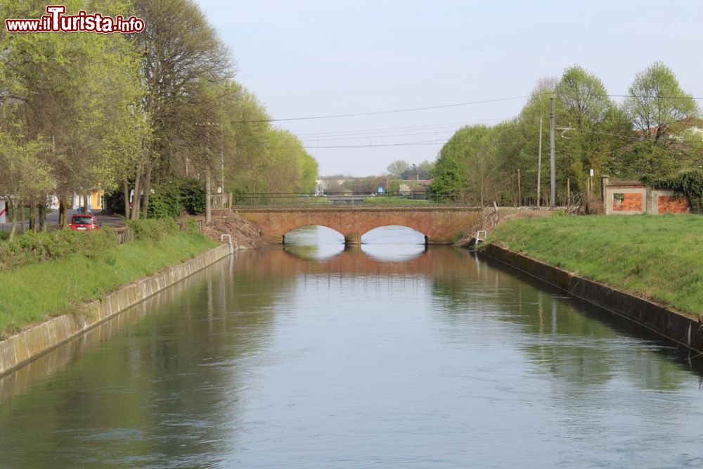 Immagine Il Canale Cavour a Galliate in Piemonte: lungo il suo percorso si snoda una pista ciclabile che collega Milano con Torino