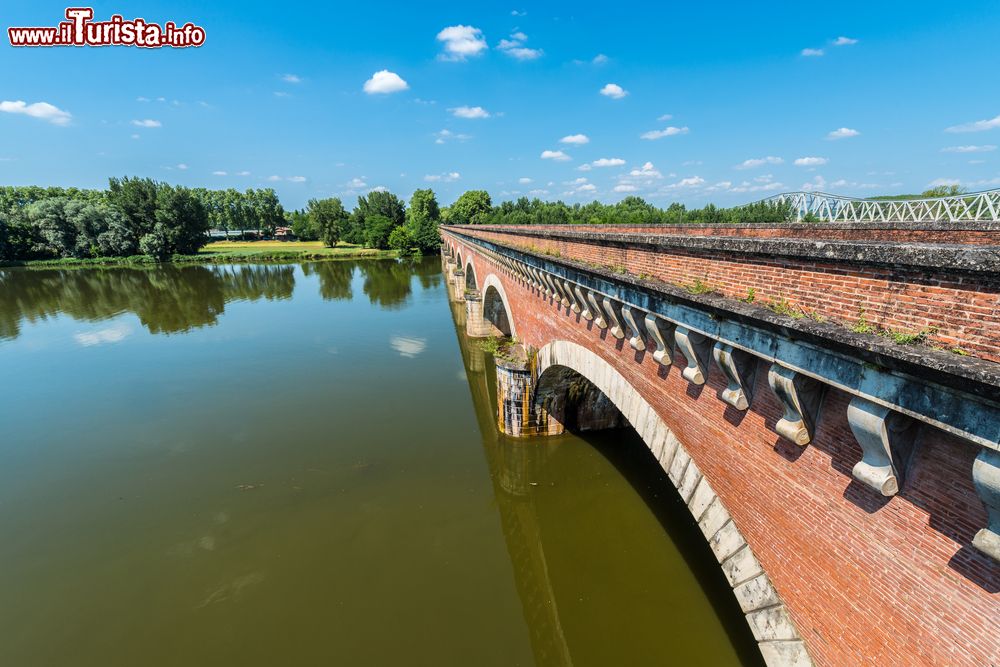 Immagine Il canale della Garonna collega Tolosa a Castets-en-Dorth a Moissac, Pirenei, Francia. La sua costruzione risale al XIX° secolo.