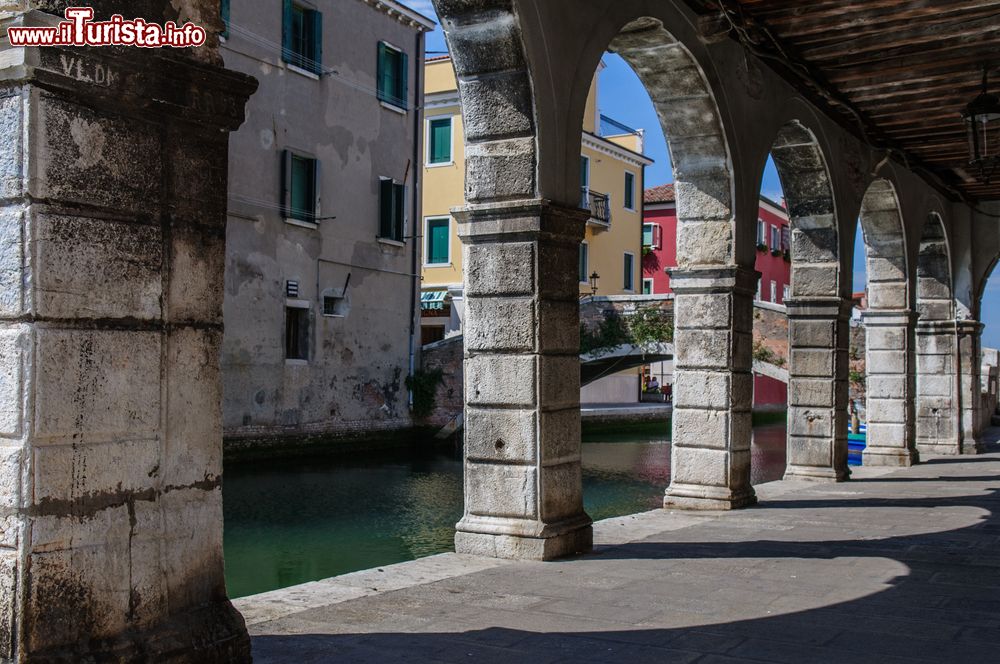 Immagine Il canale di Chioggia visto da sotto le arcate dei palazzi antichi, Veneto, Italia.
