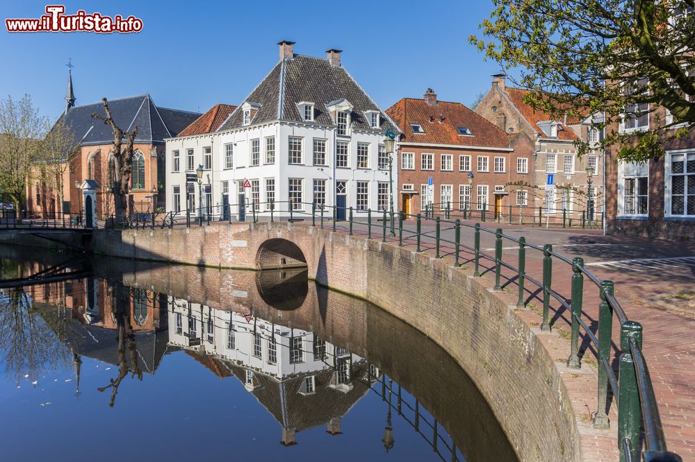 Immagine Il canale e alcuni edifici nel centro storico di Amersfoort, città che si trova nel centro geormetrico dell'Olanda.