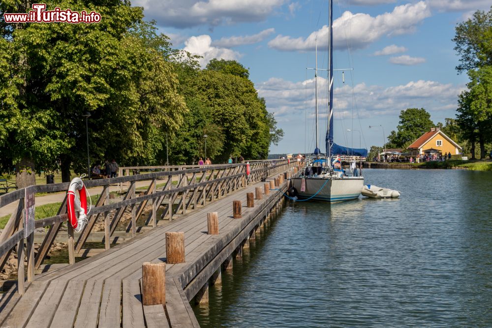 Immagine Il canale e il lago di Gota in una giornata di sole nella città di Linkoping, Svezia.