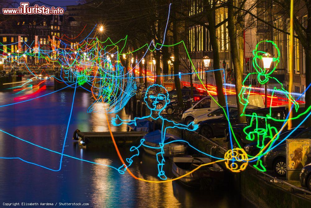 Immagine Il canale Herengracht durante l'Amsterdam Light Festival. L'installazione luminosa è chiamata "Path crossing" ed è realizzata dall'artista Ralf Westerhof - foto © Elisabeth Aardema / Shutterstock.com