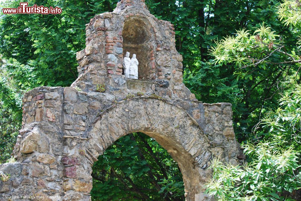Immagine Il cancello della chiesa di Santa Maria assunta nella frazione di Piazza a Deiva Marina, Liguria - © Fabio Caironi / Shutterstock.com