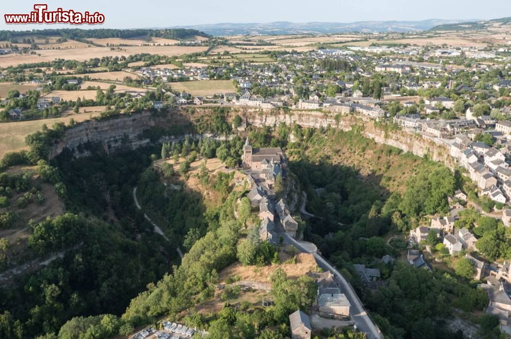 Immagine Il canyon di Bozouls un meandro fossile della Francia. E' Chiamato il Trou de Bozouls - © Mairie-bozouls -  CC BY-SA 4.0, Wikipedia