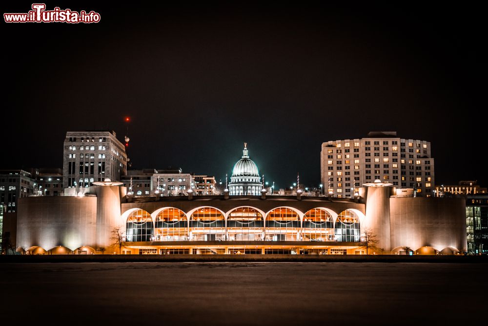 Immagine Il Capitol Building e la Monona Terrace dal lago Monona by night, Wisconsin (USA).