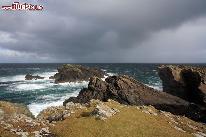 Immagine Il capo di Butt of Lewis con il mare in tempesta, Scozia - Cielo grigio e mare mosso per questa suggestiva immagine che ritrae il capo di Butt of Lewis © John A Cameron  / Shutterstock.com