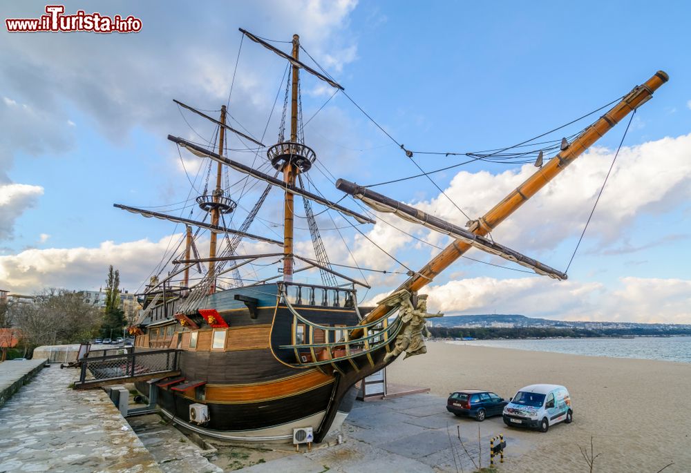 Immagine Il caratteristico ristorante Mr. Baba con la forma di una nave a Varna, Bulgaria. Si trova direttamente sulla spiaggia della città bulgara e propone piatti a base di pesce.