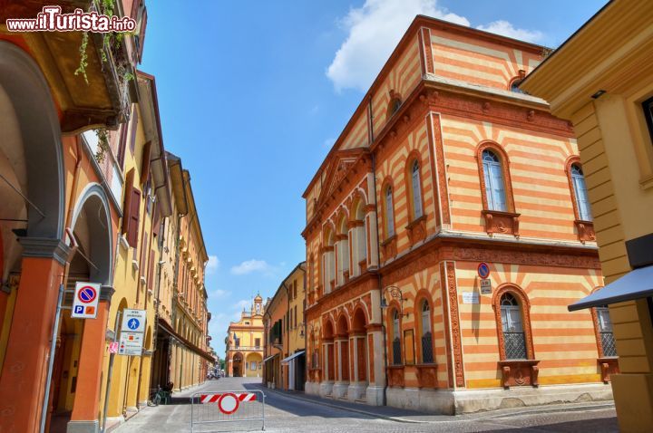 Immagine Il caratteristico Teatro comunale di Cento in provincia di Ferrara - © Mi.Ti. / Shutterstock.com