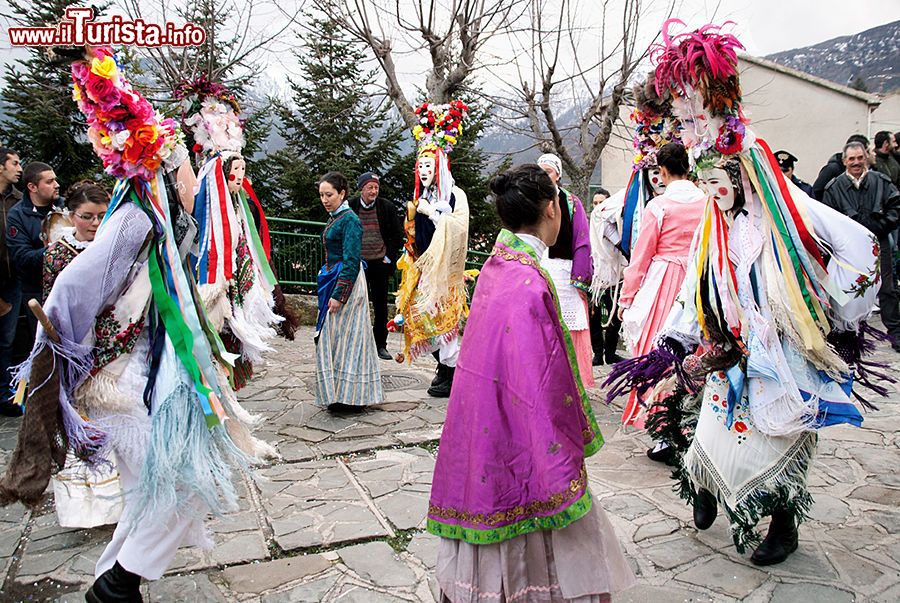 Immagine Il Carnevale di Alessandria del Carretto in Calabria: le maschere tipiche del carnevale sono le “u pohicinelle bielle” (in foto) e “u pohicinelle brutte” 