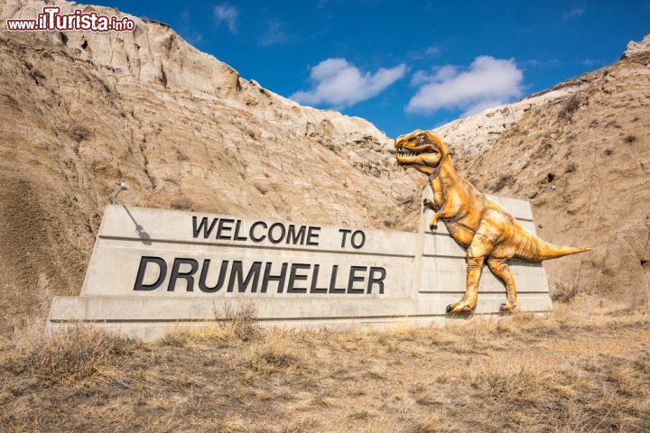 Immagine Il cartello di benvenuti a Drumheller, conosciuta come la città dei dinosauri del Canada - © Chase Clausen / Shutterstock.com