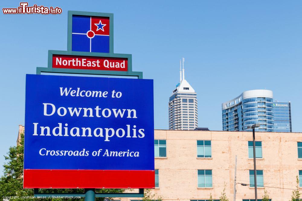 Immagine Il cartello di benvenuto nella downtown di Indianapolis, Indiana (USA). Sullo sfondo, la torre Salesforce, l'edificio della Banca delle Regioni e il 360 Market Square - © Jonathan Weiss / Shutterstock.com