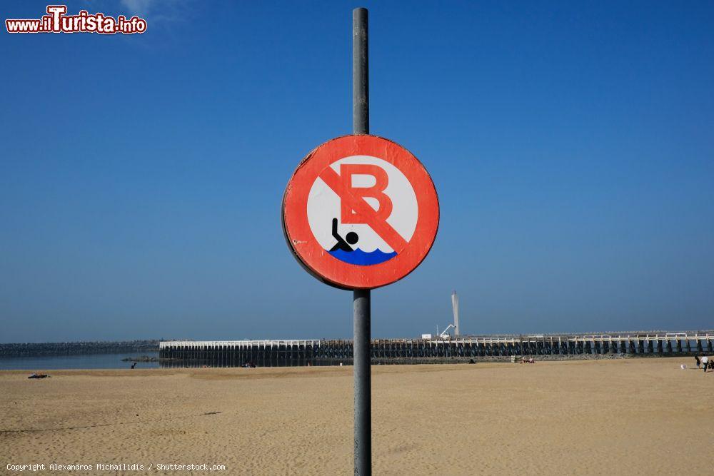 Immagine Il cartello di divieto di balneazione su una spiaggia di Ostenda, Belgio - © Alexandros Michailidis / Shutterstock.com