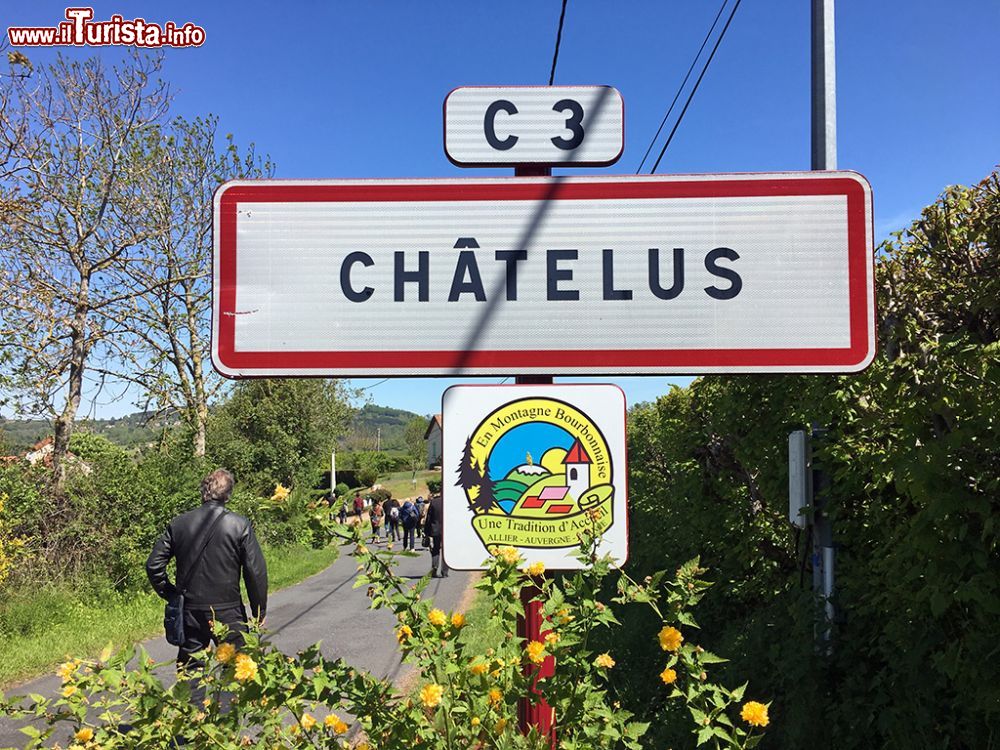 Immagine Il cartello di ingresso a Chatelus, comune minuscolo con un centinaio di abitanti in Alvernia, Francia
