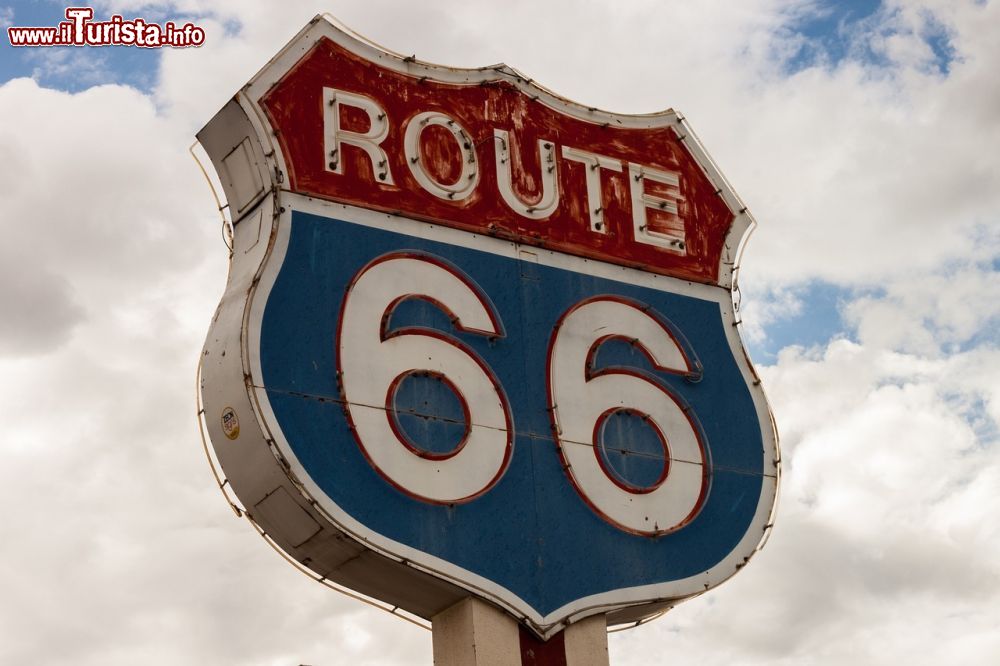 Immagine Il cartello iconico della Route 66, uno dei simboli del turismo on the Road in America