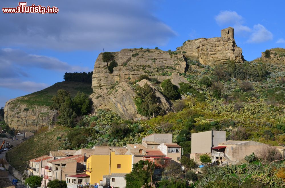 Immagine Il Castel Soprano domina la skyline di Corleone in Sicilia