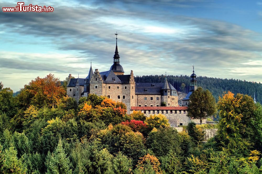 Immagine Il Castello  Lauenstein in autunno, vicino a Ludwigsstadt in Baviera
