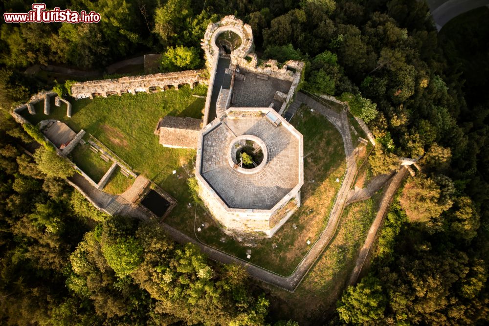 Immagine Il Castello Aghinolfi a Montignoso sulle Alpi Apuane in Toscana