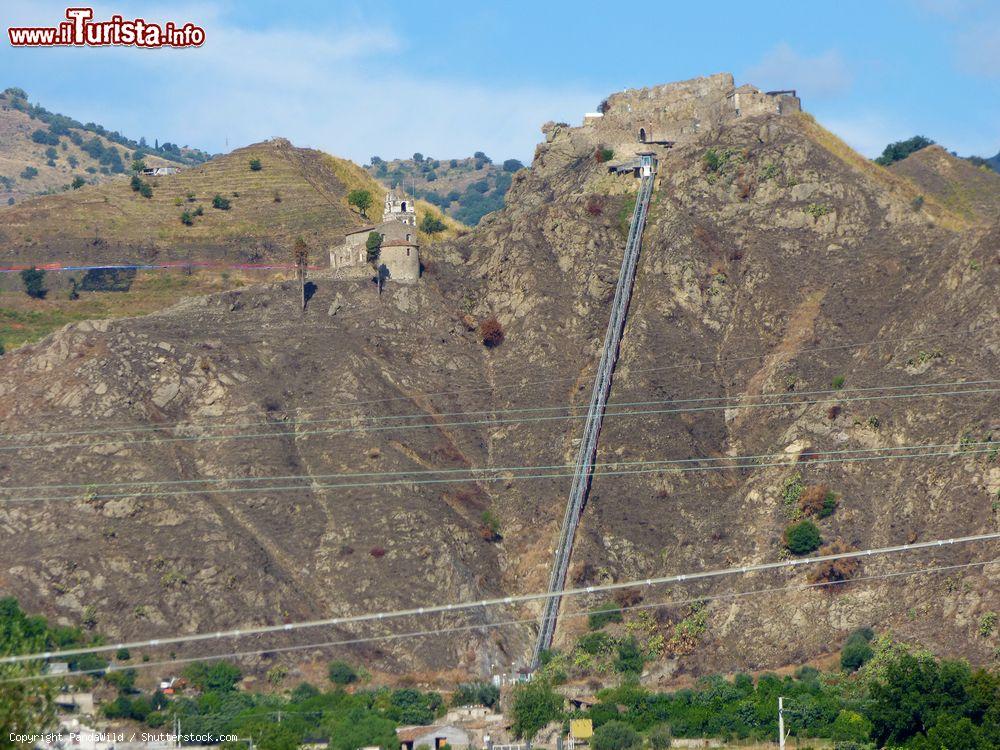 Immagine Il Castello Arabo Normanno di Calatabiano sulla costa orientale della Sicilia, a nord di Catania - © PandaWild / Shutterstock.com