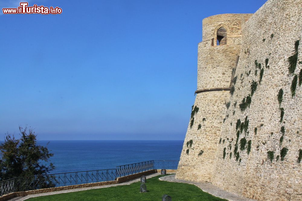 Immagine Il Castello Aragonese fu eretto nel 1450 per volere di Ferdinando d’Aragona a difesa del porto di Ortona.