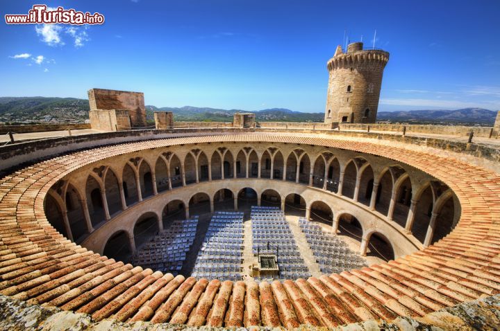 Immagine Il castello Bellver a Palma di Maiorca, isole Baleari, Spagna. A tre km da Palma di Maiorca, venne costruito nel XVI° secolo per volere di re Jaime II° - © Rolf E. Staerk / Shutterstock.com