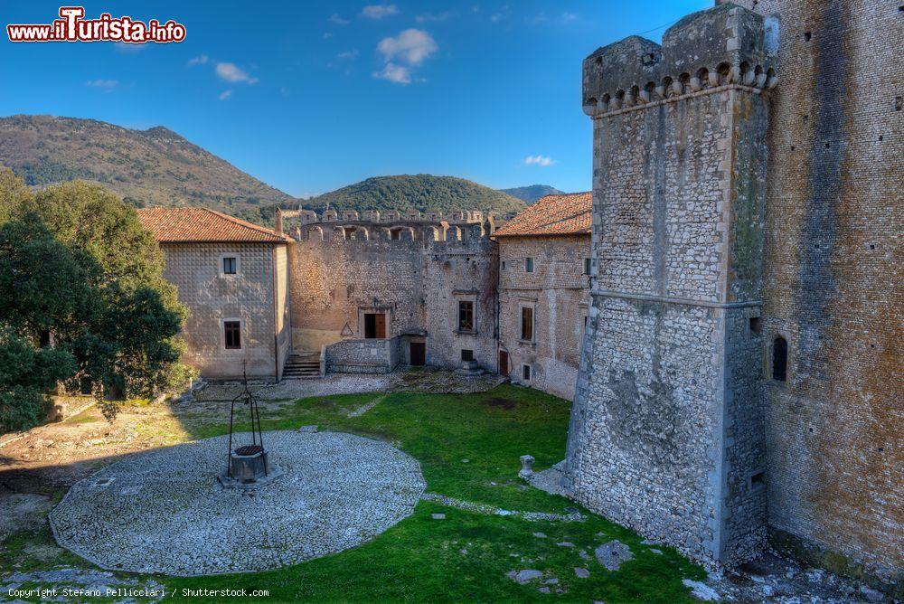 Immagine Il castello Caetani a Sermoneta nel Lazio. Dal maniero si gode un suggestivo panorama sulle campagne rigogliose fra Sermoneta e Norma - © Stefano Pellicciari / Shutterstock.com