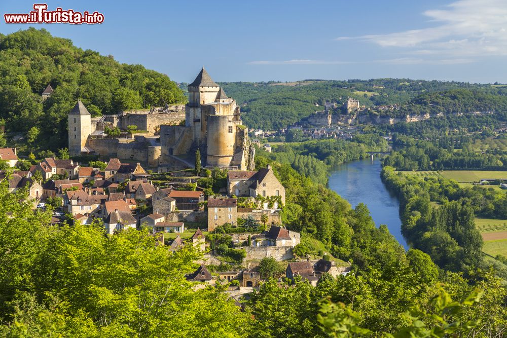 Immagine Il panorama mozzafiato del Chateau de Castelnaud, si trova a  Castelnaud-la-Chapelle in Aquitania