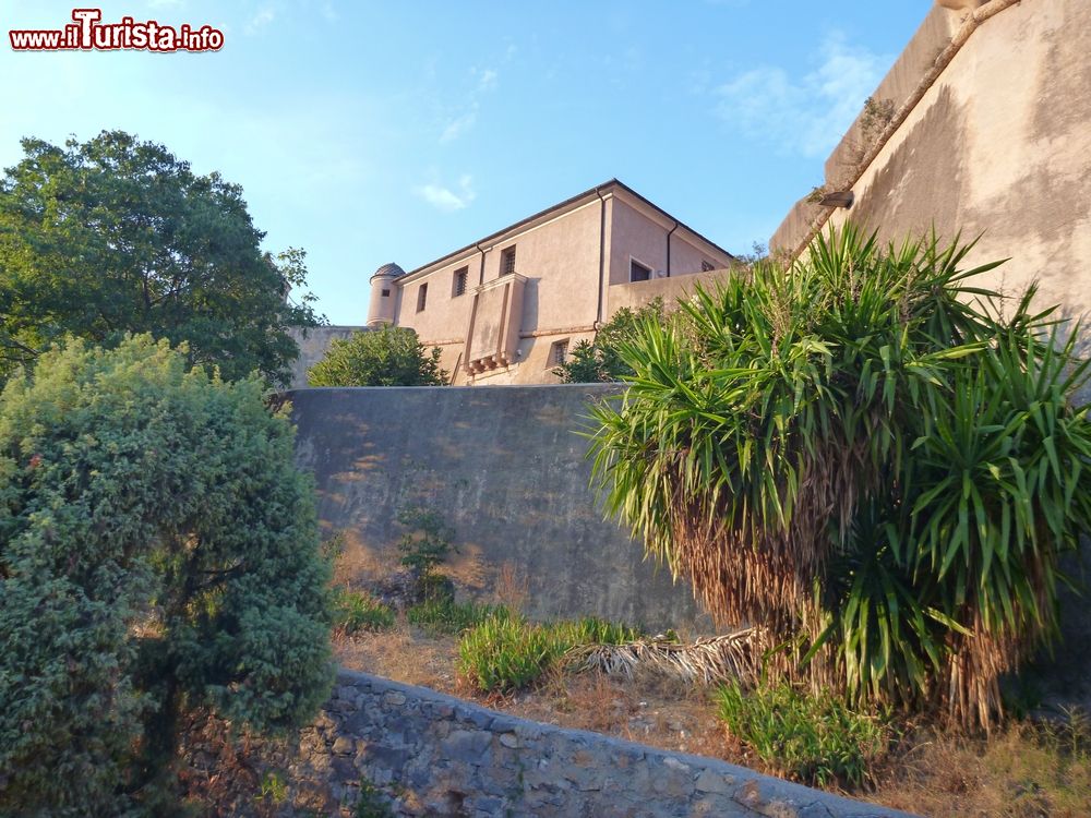Immagine Il castello che domina il borgo di Finalborgo, Liguria