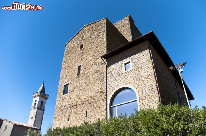 Immagine Il Castello dei Conti Guidi in centro al borgo storico di Vinci (Toscana) - © muratcankaragoz / Shutterstock.com