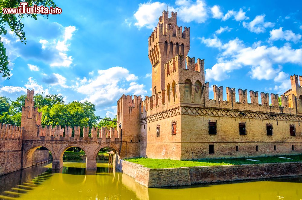 Immagine Il Castello dei Manzoli, uno dei due manieri del territorio di Minerbio in Emilia Romagna