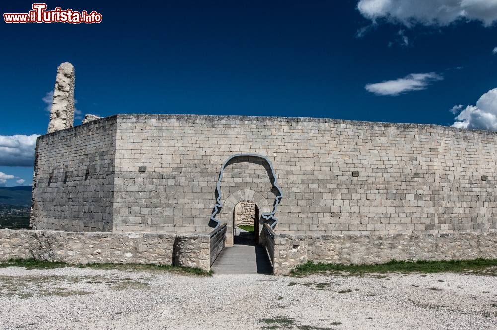 Immagine Il castello dove soggiornò il Marchese die Sade a Lacoste in Francia