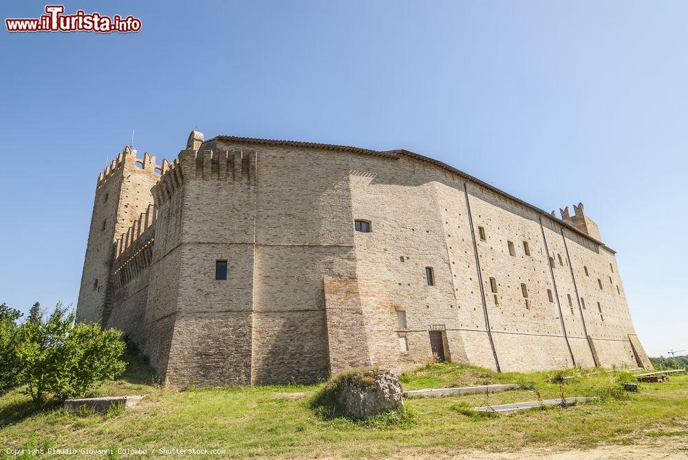 Immagine Il castello della Rancia nei pressi di Tolentino, Macerata, Marche. Sorge sulla contrada Rancia, da cui prende il nome, sulla pianura situata sulla sinistra del fiume Chienti. E' uno dei simboli della città - © Claudio Giovanni Colombo / Shutterstock.com