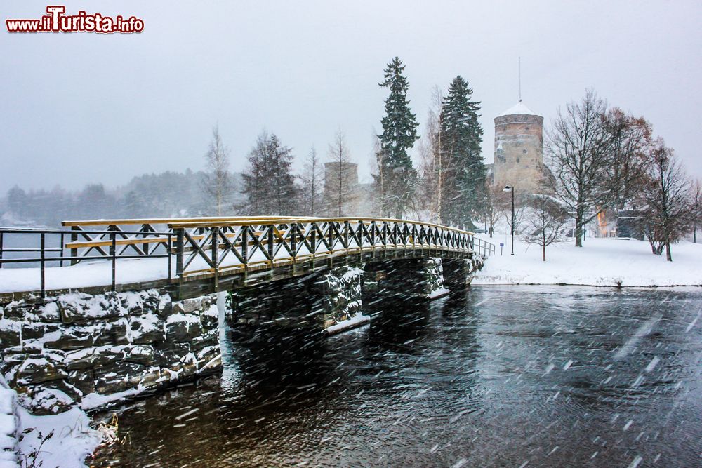 Immagine Il castello di  Olavinlinna a Savonlinna durante una tempesta di neve, Finlandia. Il maniero venne fatto costruire nel 1475 da Erik Axelsson Tott.