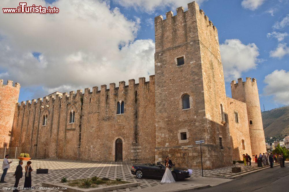 Immagine Il Castello di Alcamo in Sicilia ed una coppia di sposi - © Gianni62 / Shutterstock.com
