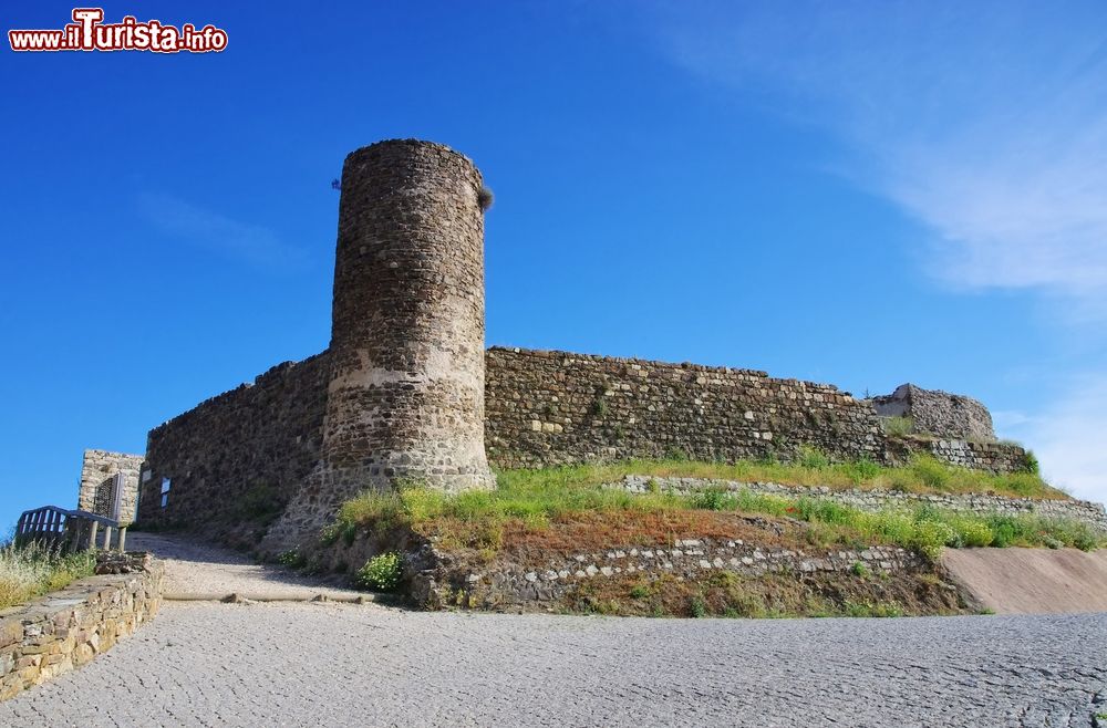 Immagine Il castello di Aljezur in una giornata soleggiata, Portogallo. Fra il ricco patrimonio architettonico e storico di questa città dell'Algarve vi sono le rovine del castello del X° secolo rimaneggiato nel XIII° e nel XIV° secolo.