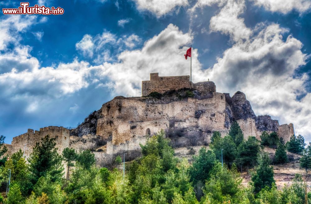 Immagine Il castello di Amasya, Turchia: distrutta e ricostruita ad opera di diversi dominatori, questa fortezza poteva contare su otto livelli difensivi che scendevano per 300 metri verso il fiume Yesilirmak e su una galleria con 150 gradini scavati nella roccia.