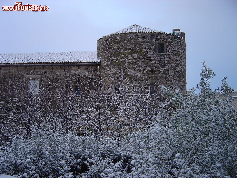 Immagine Il Castello di Apricena dopo una nevicata invernale (Puglia)