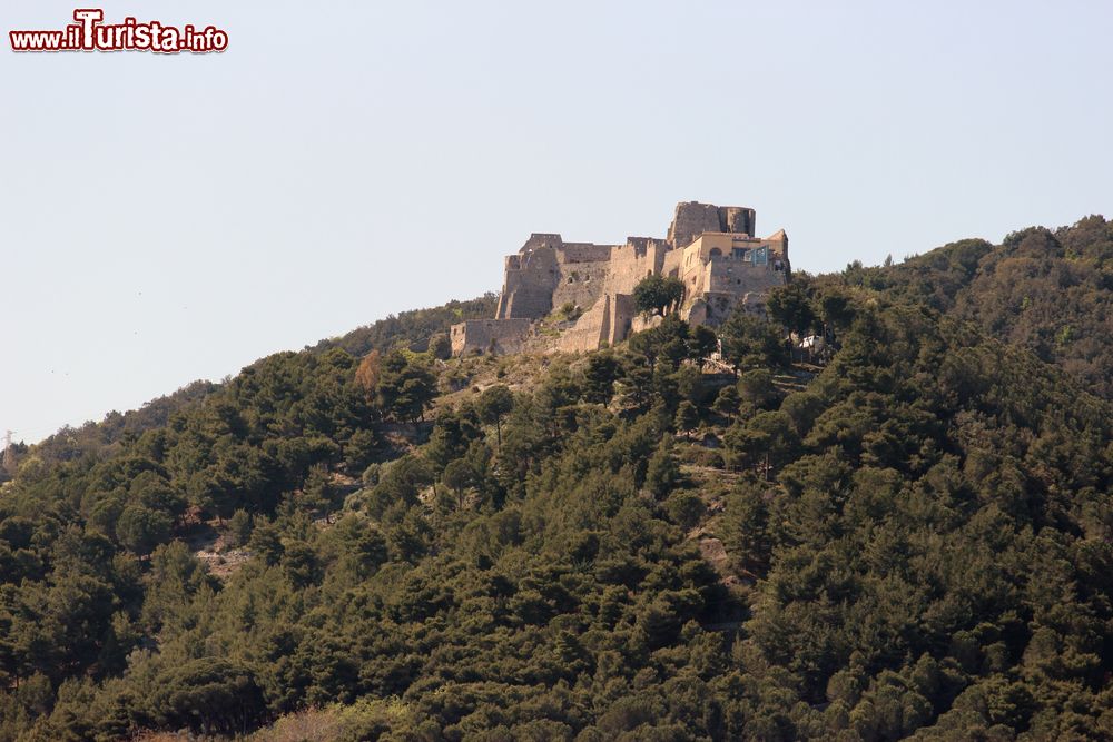 Immagine Il Castello di Arechi al tramonto: domina la città di Salerno in Campania