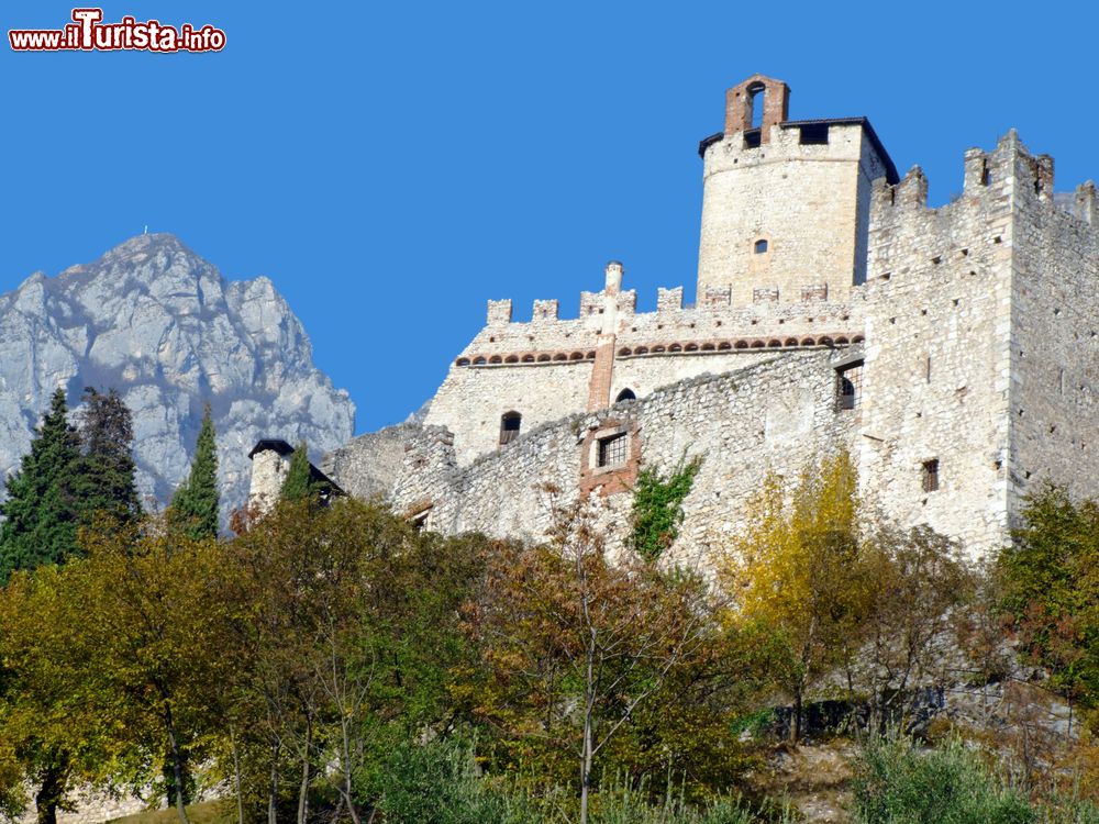 Immagine Il Castello di Avio nel sud della Provincia di Trento, lungo la valle del fiume Adige.