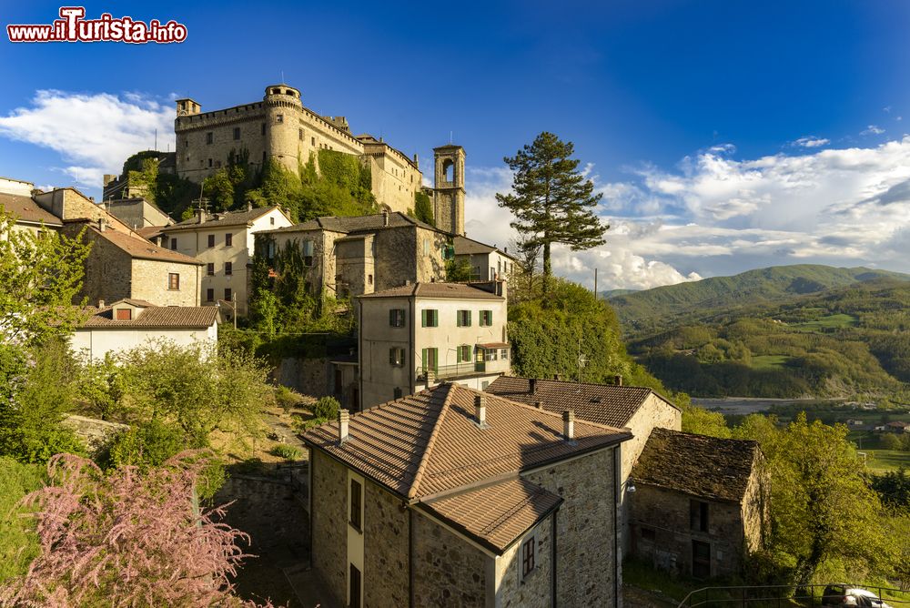 Immagine Il borgo di Bardi e il suo castello. Siamo in provincia di Parma, Emilia-Romagna, Italia.