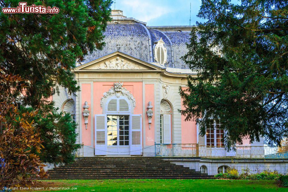 Immagine Il castello di Benrath nei pressi di Dusseldorf, Germania. Sorge sulle sponde del fiume Reno nell'omonimo sobborgo cittadino che conserva edifici medievali. Venne costruito fra il 1755 e il 1773 su richiesta dell'elettore palatino Karl Theodor von Pfalz-Sulzbacha che però non vi abitò mai - © Elena Klippert / Shutterstock.com