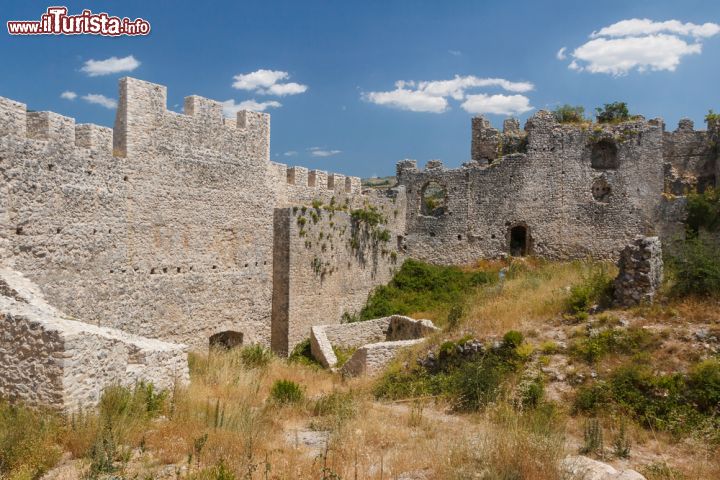 Immagine La Fortezza di Blagaj, uno dei più grandi e imponenti castelli della storia bosniaca - Stjepan grad, ovvero la Fortezza di Blagaj è uno dei più imponenti castelli della Bosnia, purtroppo ridotto ad oggi a delle rovine. Questo bellissimo e grande castello fu infatti abbandonato definitivamente nel corso dell'Ottocento ed è ora una delle maggiori attrazioni turistiche della zona.  - © Lev Levin / Shutterstock.com