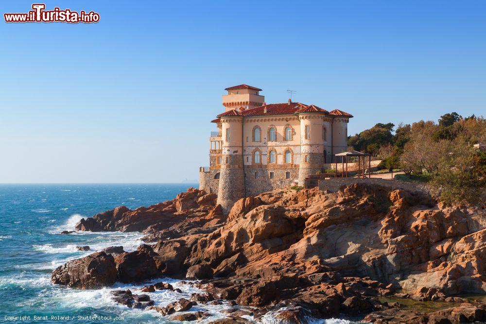 Immagine Il castello di Boccale sul mare nei pressi di Livorno, Toscana. Questo grande maniero è costituito da un corpo a pianta rettangolare contornato da tre piccole torri rotonde - © Barat Roland / Shutterstock.com