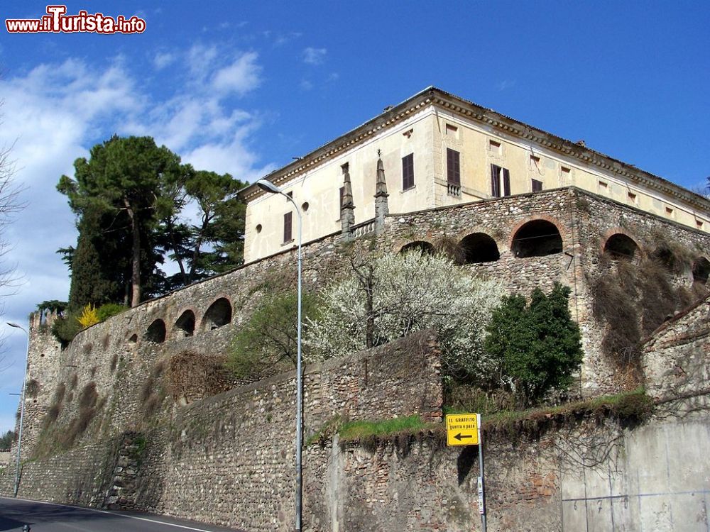 Immagine Il Castello di Bornato a Cazzago San Martino in Franciacorta - © Moliva, CC BY-SA 3.0, Wikipedia
