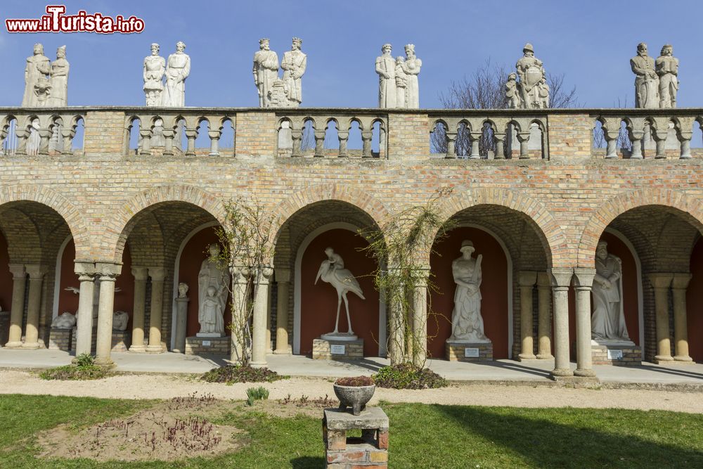 Immagine Il castello di Bory a Szekesfehervar, Ungheria. Questo imponente edificio, che mescola armoniosamente diversi stili architettonici, è stato realizzato da un architetto e scultore locale, Jeno Bory, che per 4 decenni passò le sue vacanze a costruire il sorprendente castello.
