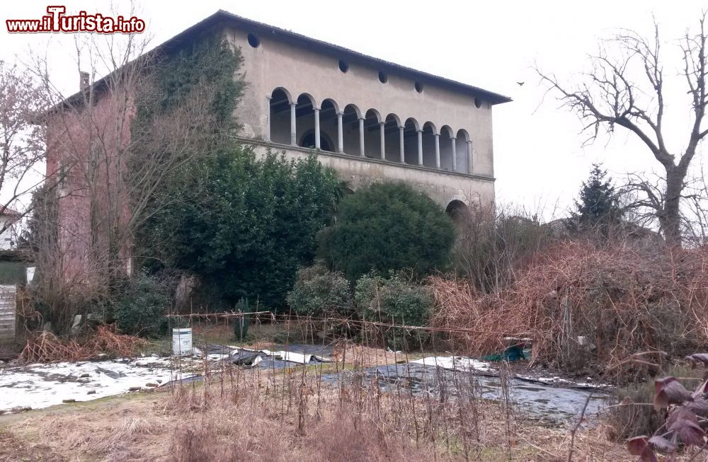 Immagine il Castello di Buccinasco, una delle attrazioni del comune nell'Hinterland di Milano, in Lombardia Di Carlo Dell'Orto - Opera propria, CC BY-SA 4.0, Collegamento