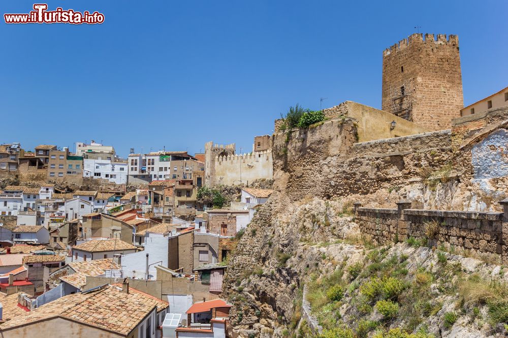 Immagine Il castello di Bunol domina dalla collina, Spagna. Al suo interno sorge il museo dedicato alla storia di Bunol.