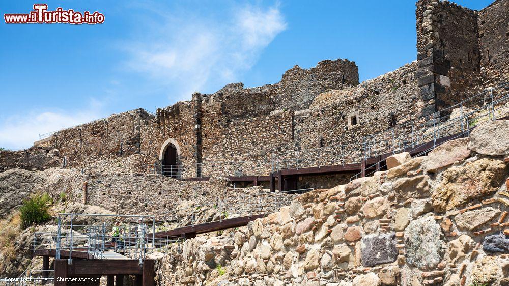 Immagine Il Castello di Calatabiano, di origine arabe, nella Sicilia orientale - © vvoe / Shutterstock.com