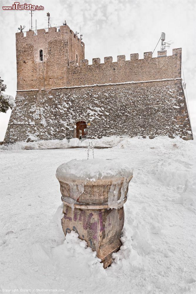 Immagine Il castello di Campobasso con la neve, Molise. In primo piano una fontana ricoperta dal ghiaccio. Monumento nazionale e simbolo della città, questo castello prende il nome dal conte Nicola II° Monforte che lo fece restaurare nel 1458 in seguito al terremoto di qualche anno prima  - © Enzart / Shutterstock.com