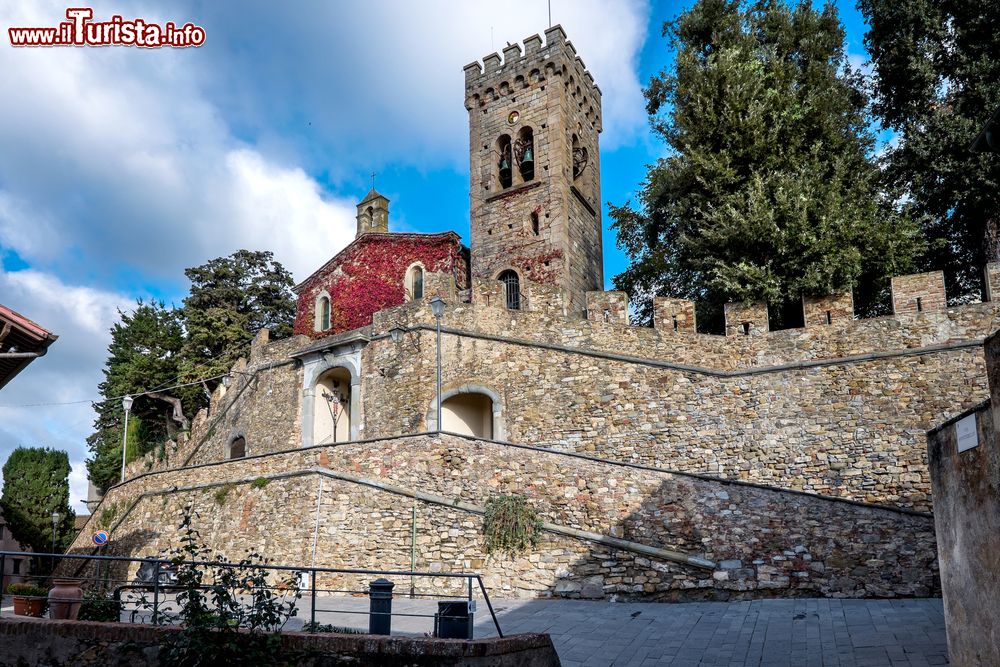 Immagine Il Castello di Castagneto Carducci in Toscana: non è visitabile in quanto struttura privata - ©- © robertonencini /shutterstock