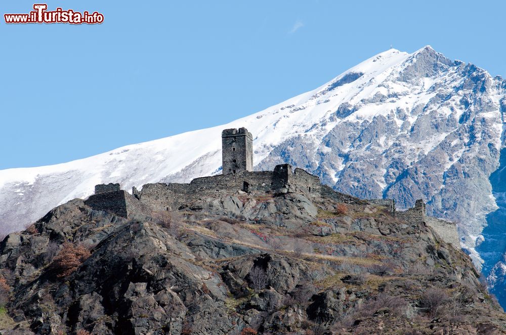 Immagine Il Castello di Chenal a Montjovet in Valle d'Aosta con i monti innevati sullo sfondo.